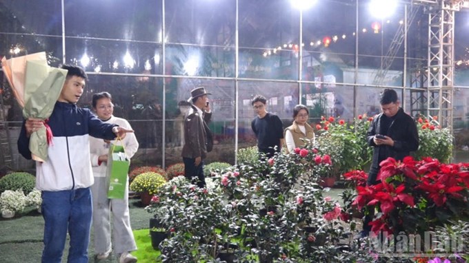 Hội chợ thu hút nhiều khách tham quan mua sắm Tết.