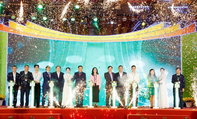 Các đại biểu thực hiện nghi thức khai mạc Hội chợ Xuân 2026.