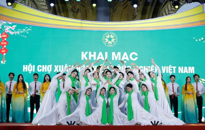 Các tiết mục văn nghệ chào mừng Hội chợ Xuân 2026 tại Học viện Nông nghiệp Việt Nam.