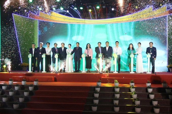 Lãnh đạo Học viện Nông nghiệp Việt Nam và các vị đại biểu, sinh viên, hợp tác xã cùng bấm nút khai mạc Hội chợ Xuân và ra mắt Sàn thương mại điện tử VNUA-MART.