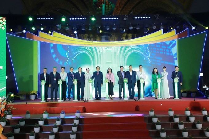 Các đại biểu bấm nút khai mạc Hội chợ Xuân năm 2026