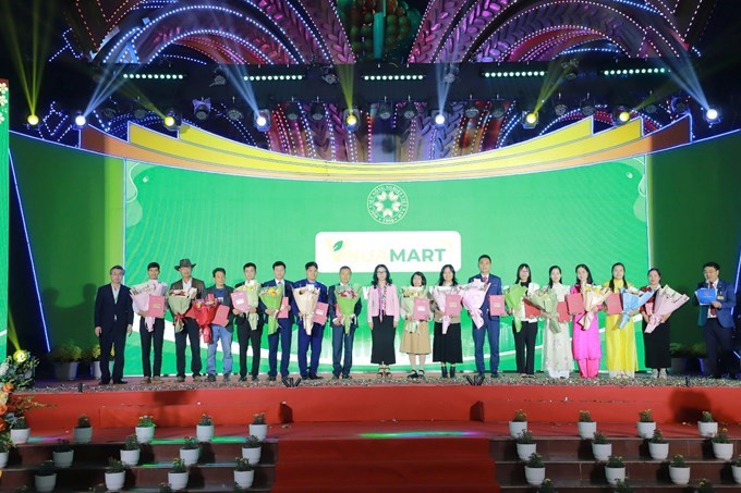 GS.TS.NGƯT. Nguyễn Thị Lan - Đại biểu Quốc hội, Bí thư Đảng ủy, Giám đốc Học viện, PGS.TS. Nguyễn Công Tiệp - Ủy viên Ban Thường vụ Đảng ủy, Phó Giám đốc Học viện trao biên bản thỏa thuận hợp tác cho các doanh nghiệp, hợp tác xã