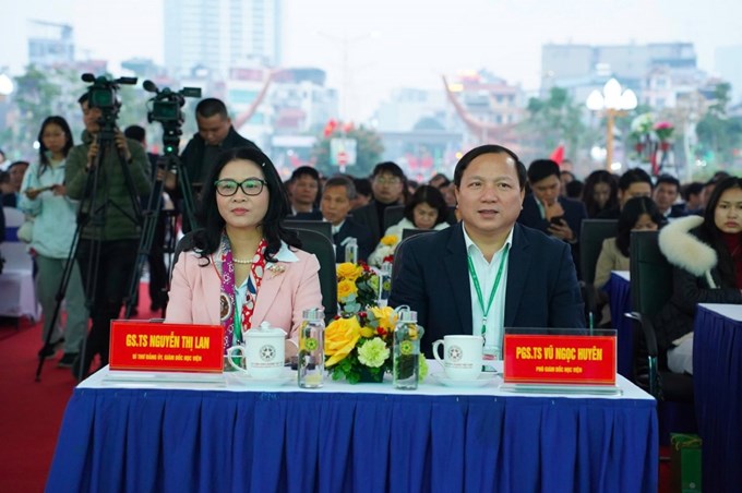 GS.TS Nguyễn Thị Lan - Bí thư Đảng ủy, Giám đốc Học viện Nông nghiệp Việt Nam và PGS.TS Vũ Ngọc Huyên - Phó Giám đốc Học viện dự lễ khai mạc Hội chợ Xuân Bính Ngọ 2026 và ra mắt sàn thương mại điện tử VNUA-MART.