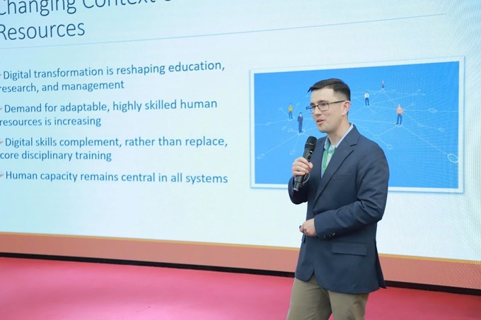 TS. Chancellor B. Clark, Hoa Kỳ trình bày tham luận “Đào tạo nguồn nhân lực chất lượng cao trong bối cảnh chuyển đổi số: Kinh nghiệm và góc nhìn quốc tế”