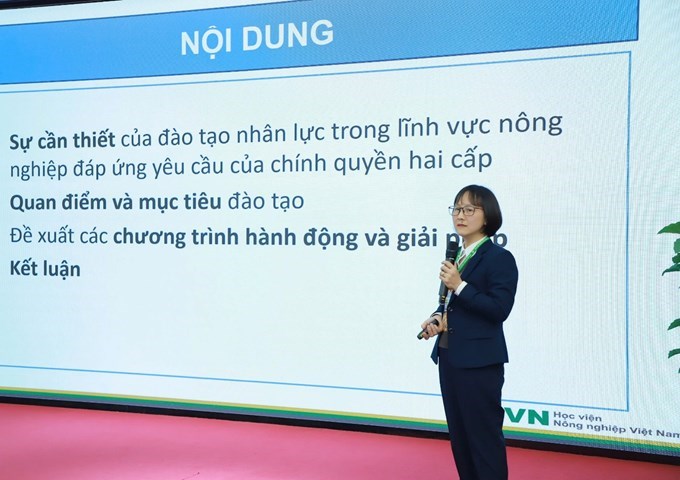 TS. Nguyễn Thị Minh Thu - Trưởng Bộ môn Kế hoạch và Đầu tư, Khoa Kinh tế và Quản lý trình bày tham luận: “Giải pháp đào tạo nhân lực trong lĩnh vực nông nghiệp đáp ứng yêu cầu của chính quyền địa phương hai cấp”