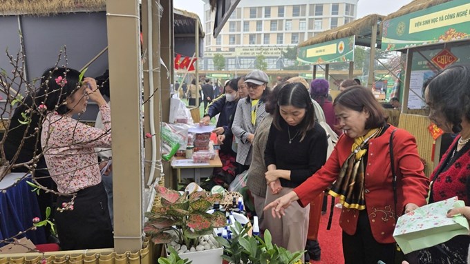 Dạo bước chợ Xuân: Khoảnh khắc sum vầy, gắn kết tình thân giữa không gian Tết cổ truyền VNUA.