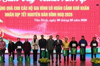 Học viện Nông nghiệp Việt Nam tặng quà cho các hộ khó khăn ở xã Vân Đình, Hà Nội