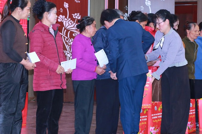 Người dân xã Vân Đình bày tỏ sự xúc động khi được lãnh đạo xã, Học viện Nông nghiệp Việt Nam quan tâm.