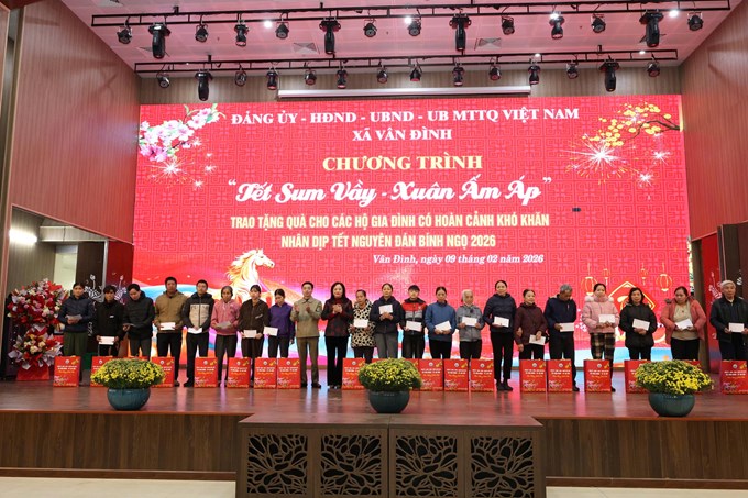 Đồng chí Bùi Thị Thi Hiền - TUV - Bí thư Đảng uỷ - Chủ tịch HĐND xã và lãnh đạo Ban tuyên giáo MTTQ Thành phố trao tặng quà cho các hộ có hoàn cảnh khó khăn.