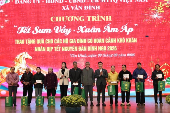 Đồng chí Nguyễn Thị Thuý Hà - Phó bí thư Thường trực đảng uỷ xã và lãnh đạo Học viện nông nghiệp Việt Nam trao tặng quà cho các hộ khó khăn