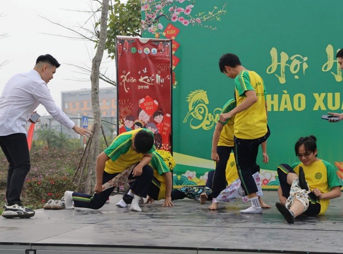 Sự quyết tâm và tinh thần đồng đội rực lửa trong phần thi vận động của sinh viên Khoa Tài nguyên và Môi trường.