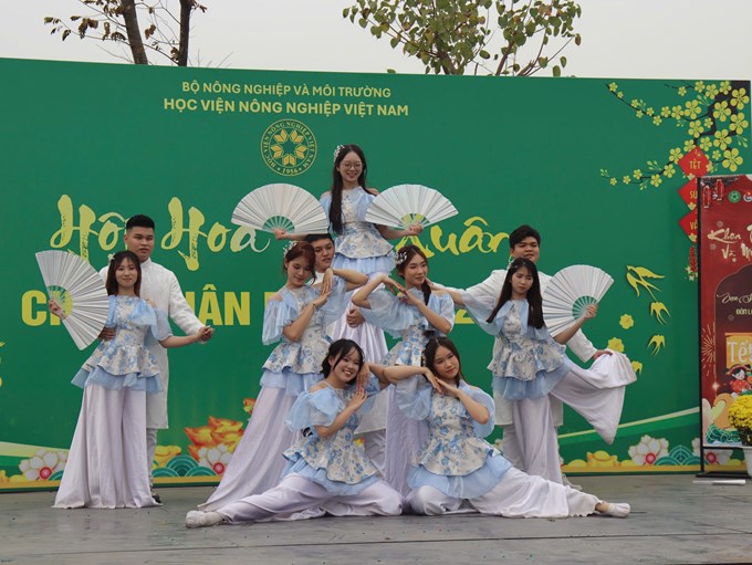 Sức trẻ và sự đa tài của sinh viên Khoa Tài nguyên và Môi trường tỏa sáng trên sân khấu Gala.