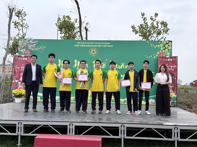 Khoảnh khắc đăng quang đầy cảm xúc của đội thi xuất sắc nhất 