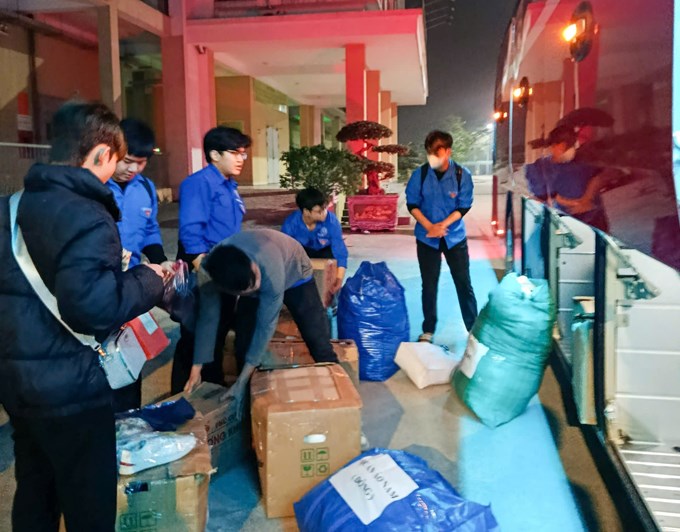 Những chuyến xe chở nặng yêu thương cập bến Quảng Oai những ngày giáp Tết. 