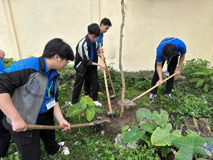 Gieo mầm xanh hy vọng: Sinh viên vận dụng kiến thức chuyên môn để kiến tạo không gian sống xanh cho Trung tâm.