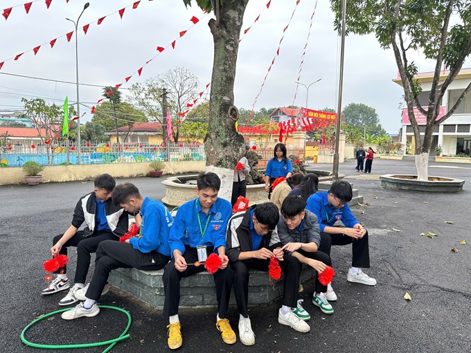 Mang sắc xuân về trên đất Ba Vì: Sinh viên khéo léo trang trí cảnh quan, đánh thức không khí Tết cổ truyền.