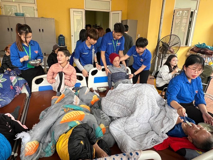 Hơi ấm tình người lan tỏa trong từng cử chỉ quan tâm giản dị.