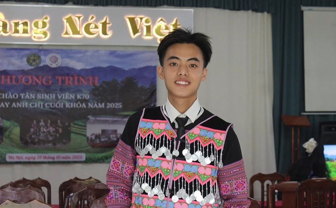 Em Giàng A Lử tin rằng chương trình học bổng “Tôi yêu quê hương” không chỉ hỗ trợ tài chính mà còn tiếp thêm động lực để sinh viên yên tâm học tập, quay trở về đóng góp cho chính quê hương mình. Ảnh:NVCC.