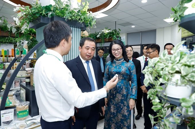 GS.TS Nguyễn Thị Lan, Giám đốc Học viện Nông nghiệp Việt Nam giới thiệu với Bộ trưởng Trần Đức Thắng những thành tựu của Học viện Nông nghiệp Việt Nam. Ảnh:Khương Trung