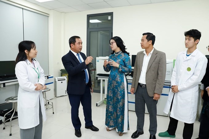 Giáo sư Nguyễn Thị Lan giới thiệu cho Bộ trưởng Trần Đức Thắng tham quan trung tâm nghiên cứu của Học viện Nông nghiệp, đồng thời lắng nghe định hướng phát triển trong thời gian tới nhằm bắt kịp xu thế hội nhập quốc tế của người đứng đầu ngành Nông nghiệp và Môi trường. Ảnh:Khương Trung.