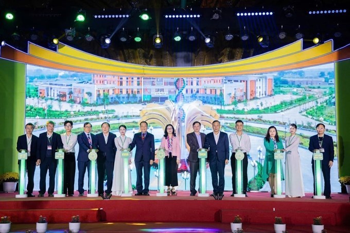 Học viện Nông nghiệp Việt Nam ký kết các thỏa thuận hợp tác với doanh nghiệp, hợp tác xã nhằm phát triển sản phẩm và hỗ trợ tiêu thụ nông sản thông qua Sàn thương mại điện tử VNUA-MART. Ảnh:Khương Trung.