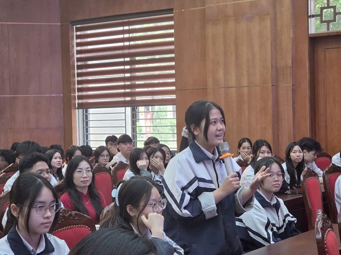 Học sinh THPT trao đổi tại hội thảo về khởi nghiệp và đổi mới sáng tạo.Ảnh: Mai Khôi