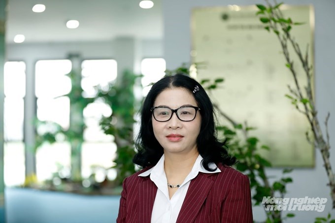 Đại biểu Quốc hội Nguyễn Thị Lan, Giáo sư, Tiến sĩ, Nhà giáo ưu tú, Bí thư Đảng ủy, Giám đốc Học viện Nông nghiệp Việt Nam trả lời phỏng vấn Báo Nông nghiệp và Môi trường. Ảnh:Khương Trung.