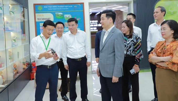 Đoàn công tác xã Gia Lâm thăm, tìm hiểu các sản phẩm nghiên cứu khoa học, công nghệ của Học viện Nông nghiệp Việt Nam.