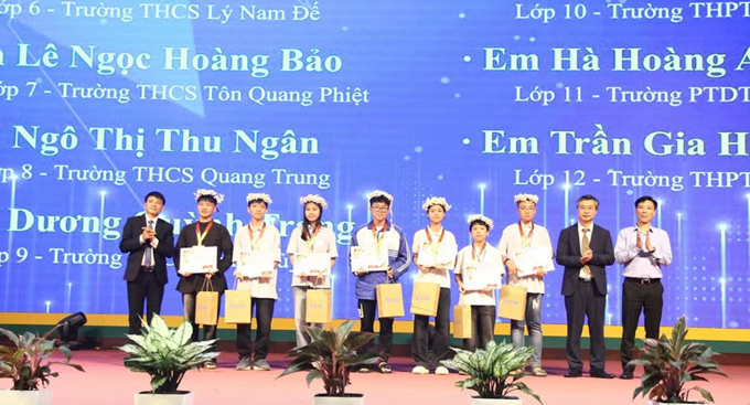 7 học sinh được trao giải nhất.