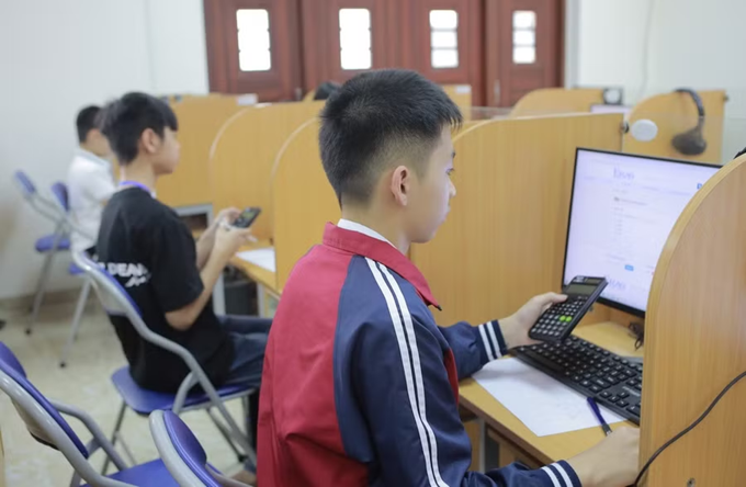 Thí sinh dự thi trong phòng thi.