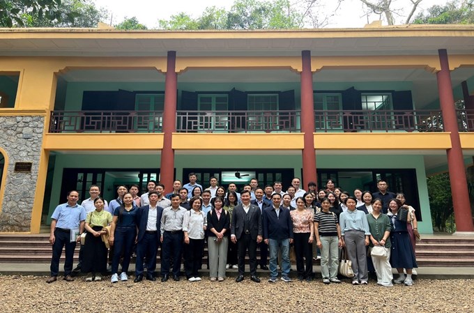 Chi bộ Khoa Tài nguyên và Môi trường chụp ảnh lưu niệm trước thềm Nhà tưởng niệm Chủ tịch Hồ Chí Minh tại K9