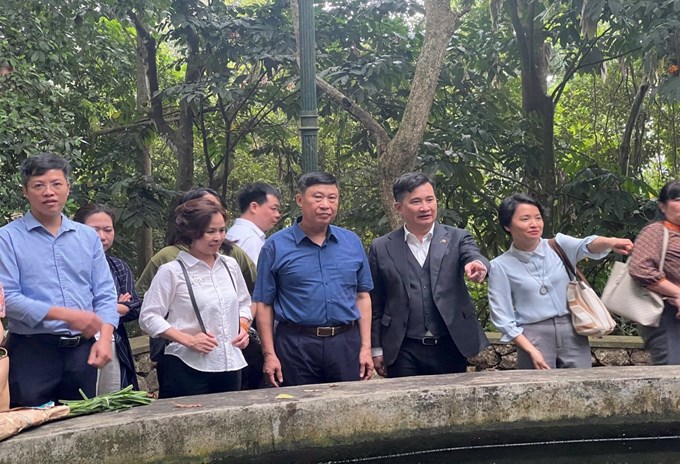 PGS.TS. Trần Trọng Phương - Bí thư Chi bộ, Trưởng khoa hào hứng chia sẻ về những câu chuyện lịch sử đến các Đảng viên trong Chi bộ