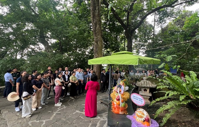 Tập thể Khoa lắng nghe thuyết minh, tìm hiểu giá trị lịch sử của Khu di tích K9 - Đá Chông