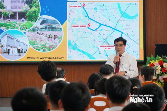 PGS.TS Cao Trường Sơn - Trưởng nhóm nghiên cứu tinh hoa - Học viện Nông nghiệp Việt Nam phát biểu tại hội thảo. Ảnh: Mỹ Hà