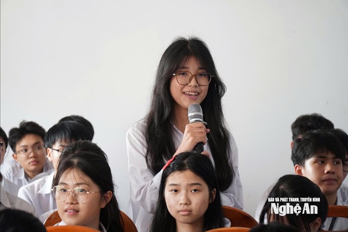 Học sinh Trường THPT Cửa Lò đặt câu hỏi liên quan đến các vấn đề chọn ngành, nghề và cơ hội khởi nghiệp tại các trường đại học. Ảnh: Mỹ Hà