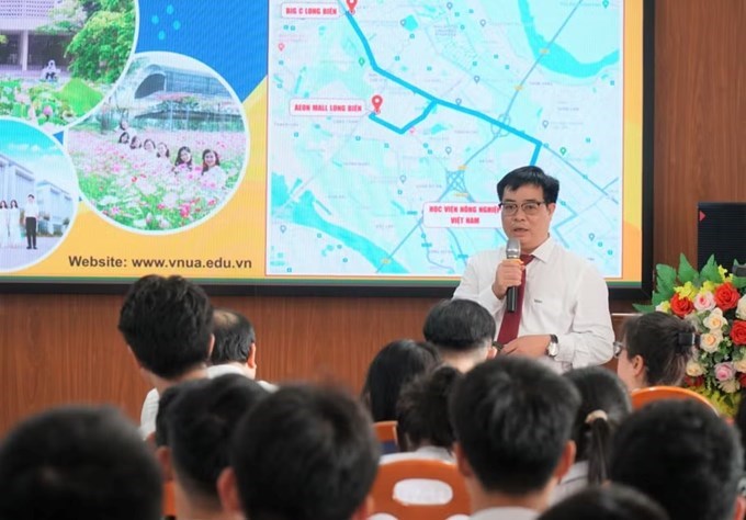 Ông Cao Trường Sơn - Trưởng nhóm nghiên cứu tinh hoa Học viện Nông nghiệp Việt Nam phát biểu tham luận tại hội thảo. Ảnh: Hồ Lài