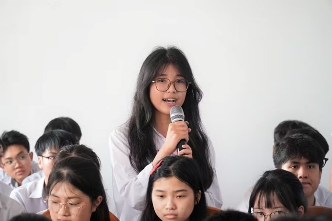 Học sinh Trường THPT Cửa Lò (Nghệ An) đặt câu hỏi về kỹ năng học tập, tìm kiếm và tham gia các chương trình đào tạo quốc tế. Ảnh: Hồ Lài