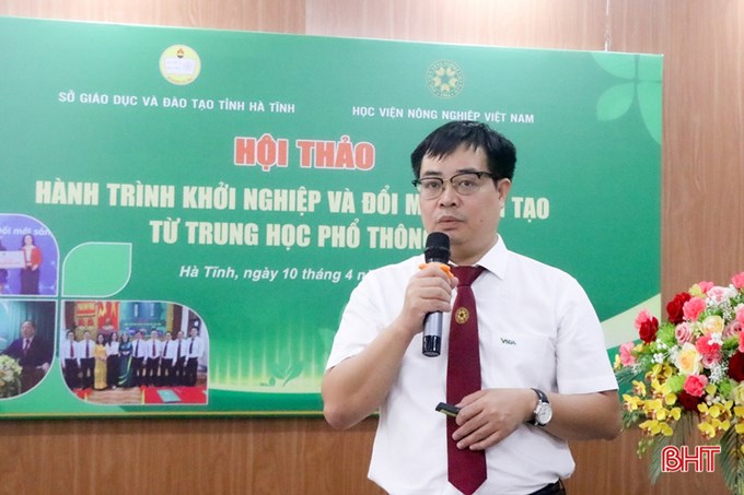 PGS.TS. Cao Trường Sơn - Trưởng nhóm nghiên cứu tinh hoa về Quản lý Môi trường và Phát triển bền vững, Học viện Nông nghiệp Việt Nam trình bày tham luận “Hoạt động khởi nghiệp của sinh viên Học viện Nông nghiệp Việt Nam