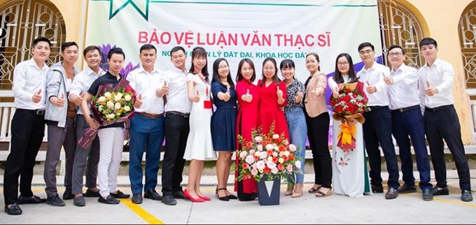Học viên Cao học ngành Quản lý đất đai, khoa học Đất rạng rỡ trong ngày bảo vệ luận văn tại khoa TN &MT, HVNNVN