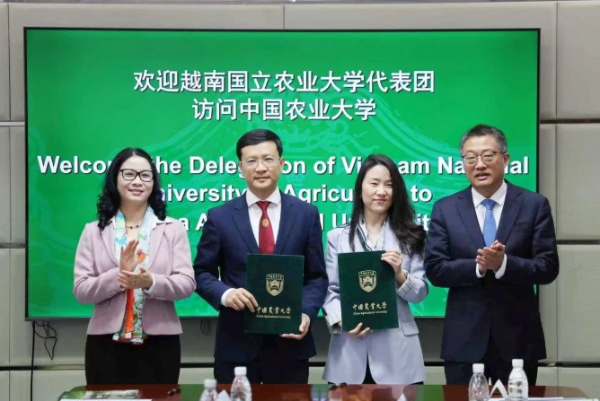 GS.TS Nguyễn Thị Lan chứng kiến Học viện Nông nghiệp Việt Nam đã ký kết Thỏa thuận hợp tác (MOA) với Trường Phát triển Quốc tế và Nông nghiệp Toàn cầu (CIDGA), đơn vị trực thuộc Đại học Nông nghiệp Trung Quốc (CAU). Ảnh: HVNNVN.