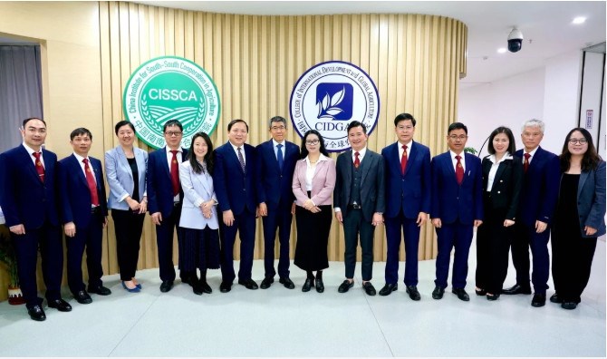 GS.TS Nguyễn Thị Lan chứng kiến Học viện Nông nghiệp Việt Nam đã ký kết Thỏa thuận hợp tác (MOA) với Trường Phát triển Quốc tế và Nông nghiệp Toàn cầu (CIDGA), đơn vị trực thuộc Đại học Nông nghiệp Trung Quốc (CAU). Ảnh: HVNNVN.