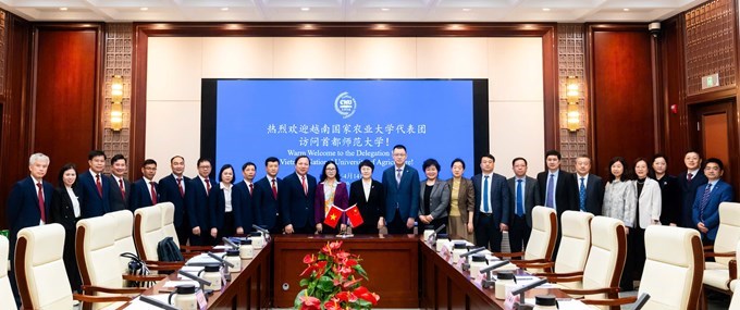 Kí kết biên bản hợp tác và chụp ảnh lưu niệm giữa lãnh đạo CNU và VNUA 