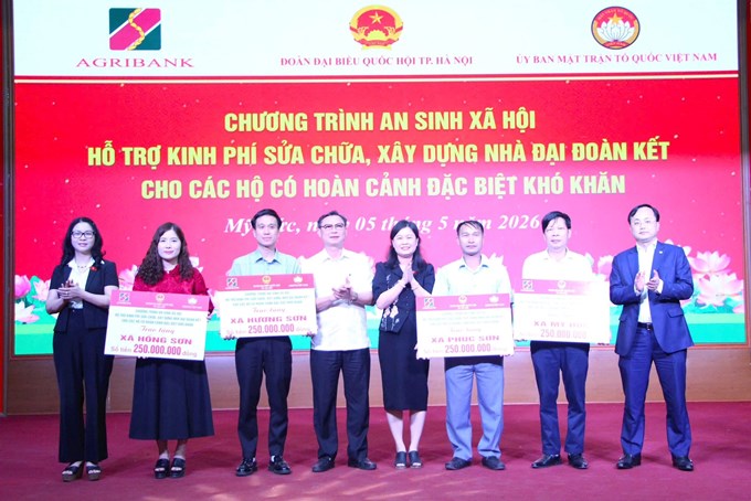 Trao hỗ trợ kinh phí sửa chữa, xây dựng Nhà đại đoàn kết cho 4 xã Mỹ Đức, Hồng Sơn, Phúc Sơn, Hương Sơn.Ảnh: TT 