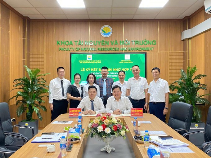 Ký kết biên bản ghi nhớ, hợp tác với các doanh nghiệp trong đào tạo và nghiên cứu khoa học