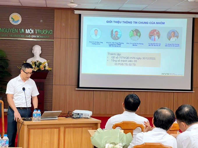 TS. Nông Hữu Dương trình bày tham luận về một số kết quả nghiên cứu khoa học nổi bật trong lĩnh vực quản lý tài nguyên và môi trường và định hướng nghiên cứu trong năm 2027