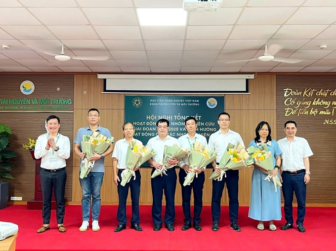 BCN Khoa tặng đại điện các nhóm nghiên cứu của khoa