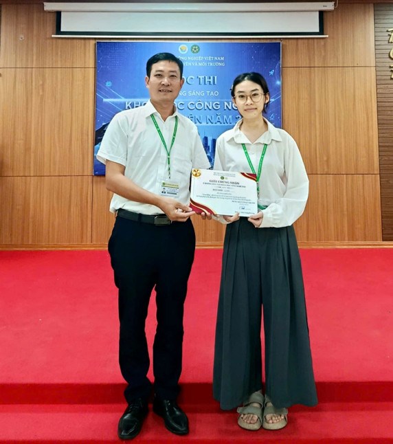 01 Giải Nhất thuộc về nhóm sinh viên Nguyễn Hồng Phương, Nguyễn Thị Kiều Oanh, Vũ Thị Phương Thảo, lớp K70QLBĐS