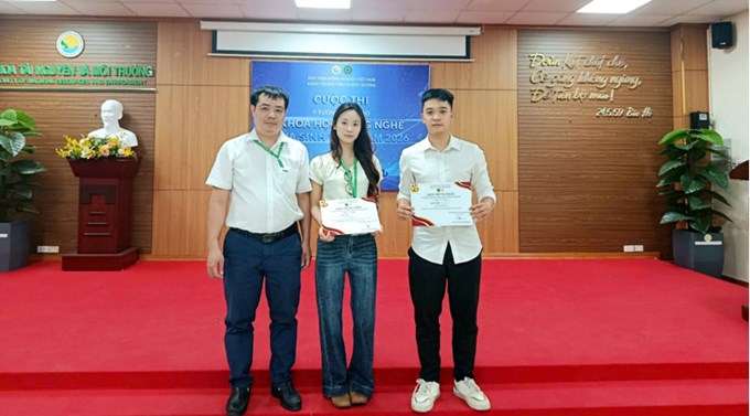02 Giải Nhì thuộc về nhóm sinh viên Trần Đức Khuê (Lớp K70KHMTA), Trần Lê Gia Bảo (Lớp K68KHMTA) và nhóm sinh viên Lê Thị Huyền Trang, Đặng Thị Trà My, Nguyễn Trung Hiếu, Phùng Nhật Việt (Lớp K68KHMTA).