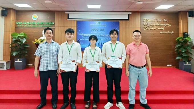 03 Giải Ba. Đại diện các nhóm sinh viên đạt giải nhận Giấy chứng nhận và phần thưởng gồm Nguyễn Quang Huy (Lớp K68QLDDA), Nguyễn Hà Phương (Lớp K70QLDDB) và Bùi Huy Hưng (Lớp K70QLDDA).