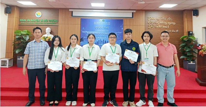 Đại diện 06 nhóm sinh viên đạt giải khuyến khích nhận Giấy chứng nhận và phần thưởng.
